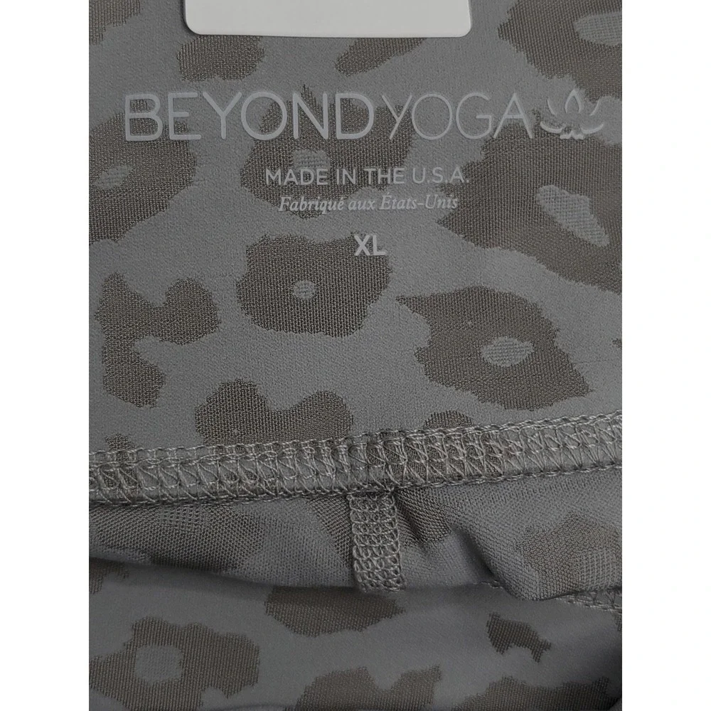 Beyond Yoga Women Activewear‎ Pants XL Gray Legging Leopard Print
